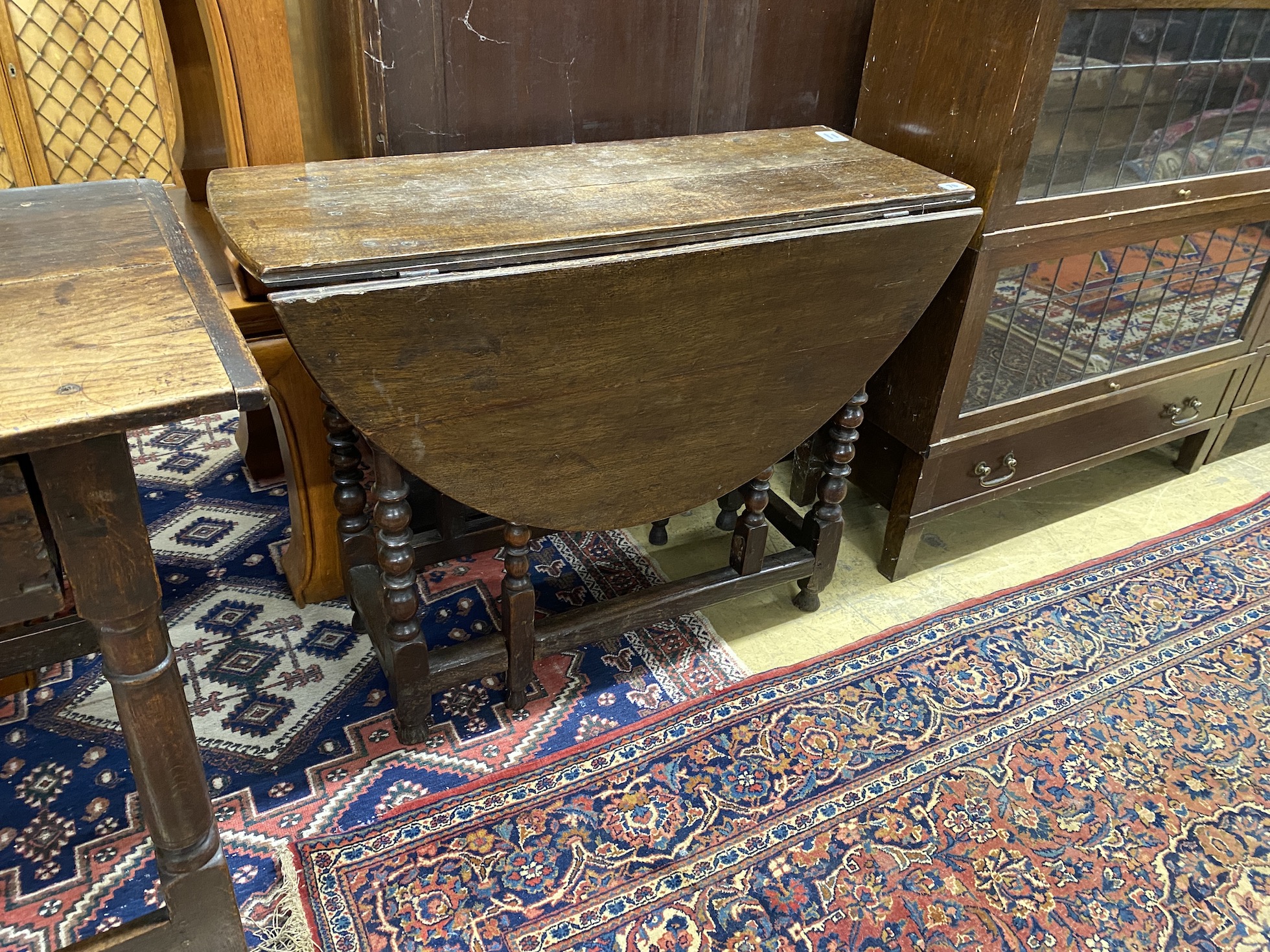 An 18th century oak gateleg table, width 88cm, depth 36cm, height 69cm